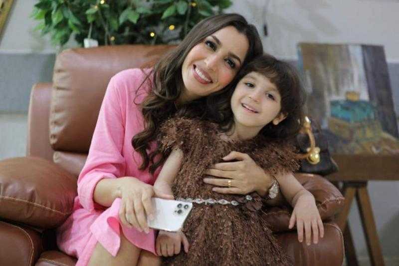 جنات..تنتهى من تصوير أحدث أغانيها ”سامعين صوتك”